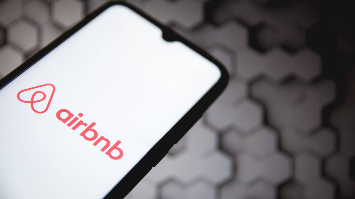 Das Logo von Airbnb auf einem Smartphone: Der Dienst erhält neue Funktionen.