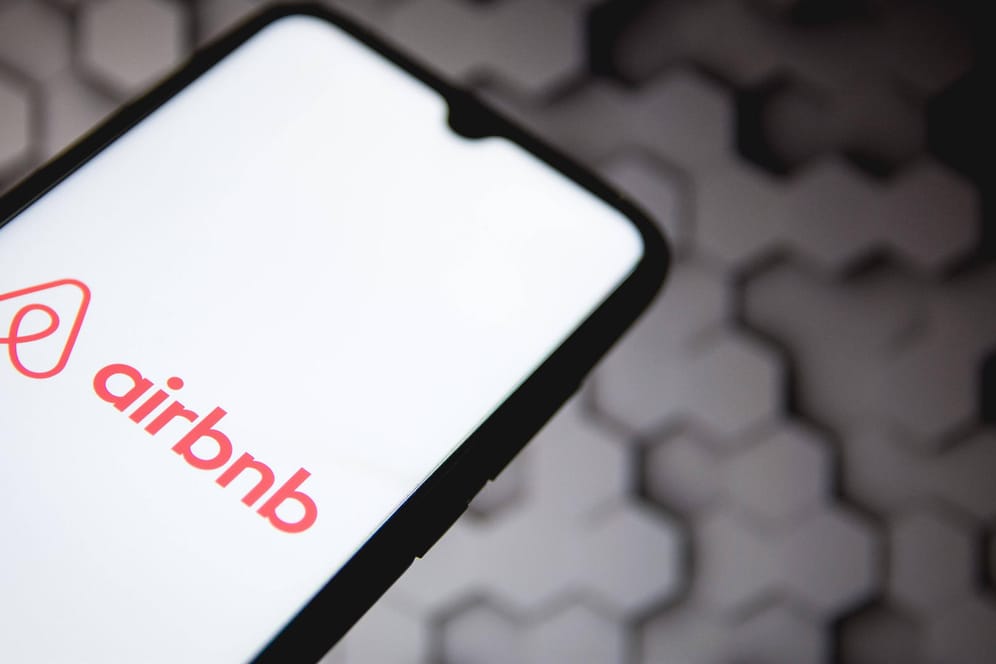 Das Logo von Airbnb auf einem Smartphone: Der Dienst erhält neue Funktionen.