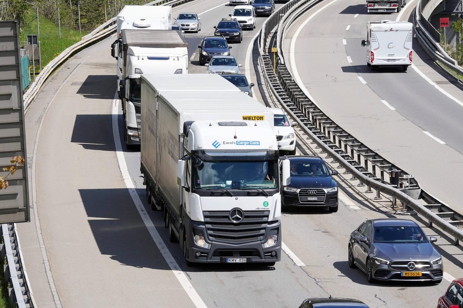 Stau: Weil das Fahrverbot für Lkw an Sonn- und Feiertagen wegen der Corona-Krise aussetzt, müssten Fahrer auch mit Schwerlastverkehr rechnen.