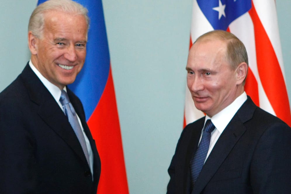 Joe Biden (l.) und Wladimir Putin 2011 in Moskau: Beim Treffen in Genf soll es um regionale Konflikte, Atomwaffen und die bilateralen Beziehungen gehen. (Archivfoto)