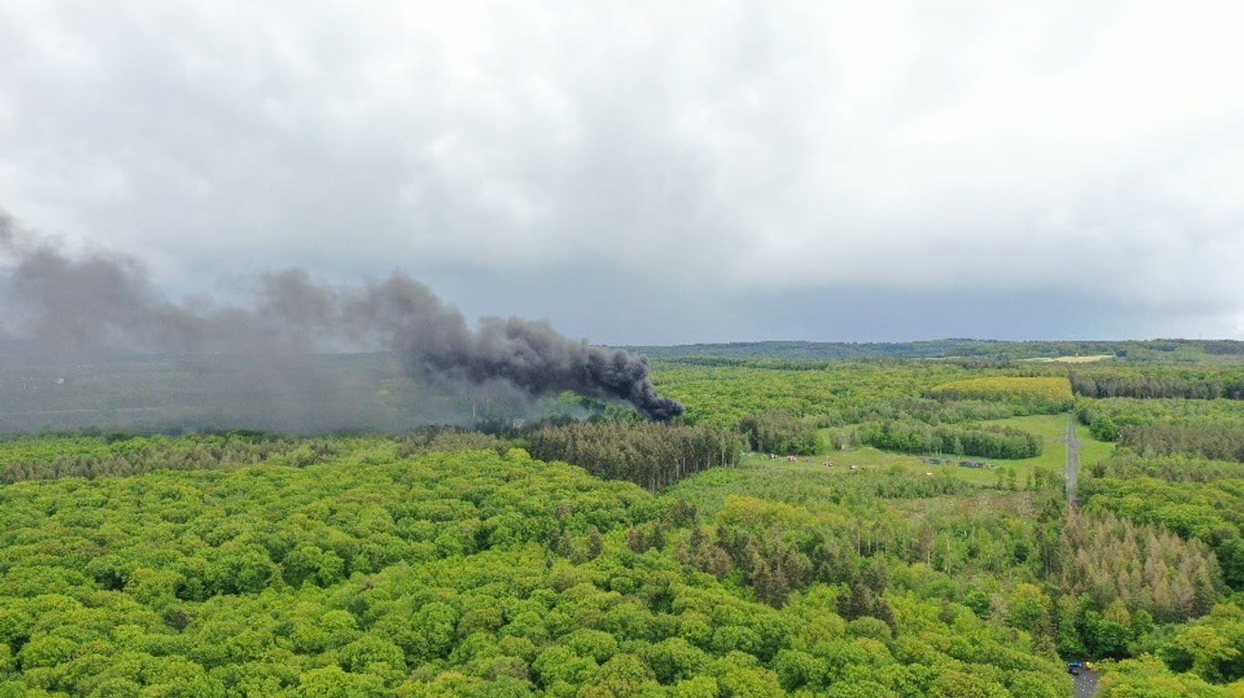 Rauch über der Landschaft: Durch ein Feuer hat sich eine weit sichtbare Rauchsäule entwickelt.