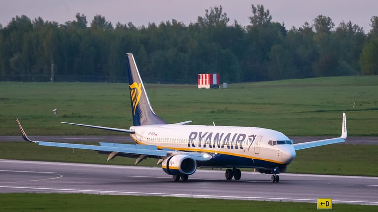 Ein Flugzeug der Billigairline Ryanair auf dem Flughafen von Minsk: Die Maschine sollte ursprünglich von Athen nach Vilnius fliegen, wurde aber im Luftraum von Belarus durch einen Militärjet nach Minsk eskortiert.