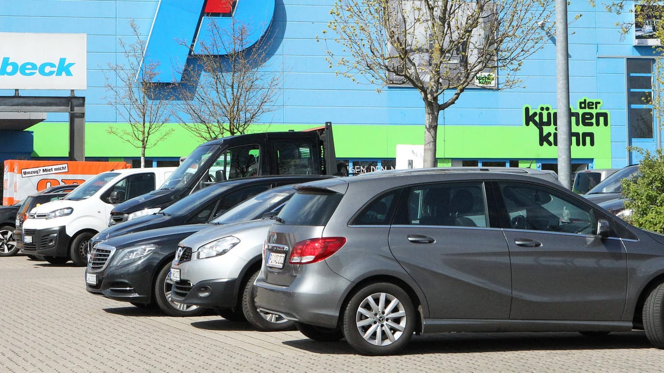 Parkplatz vor einem großen Händler: Welche Regeln hier gelten, ist nicht immer sofort eindeutig erkennbar.