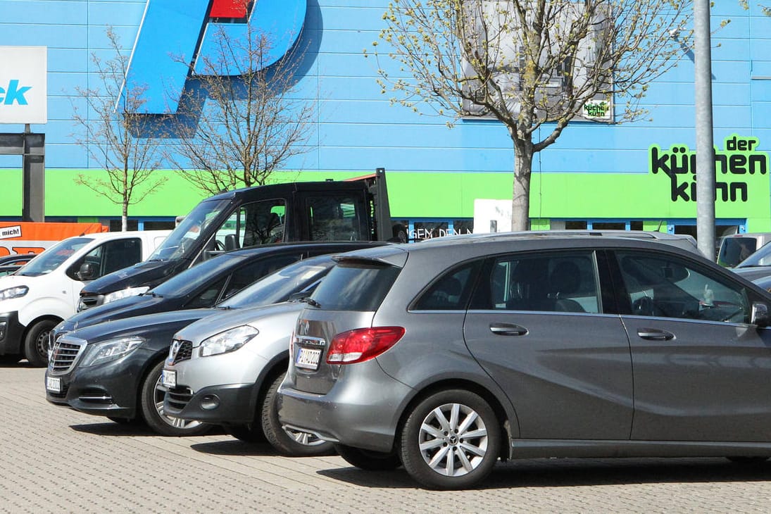 Parkplatz vor einem großen Händler: Welche Regeln hier gelten, ist nicht immer sofort eindeutig erkennbar.