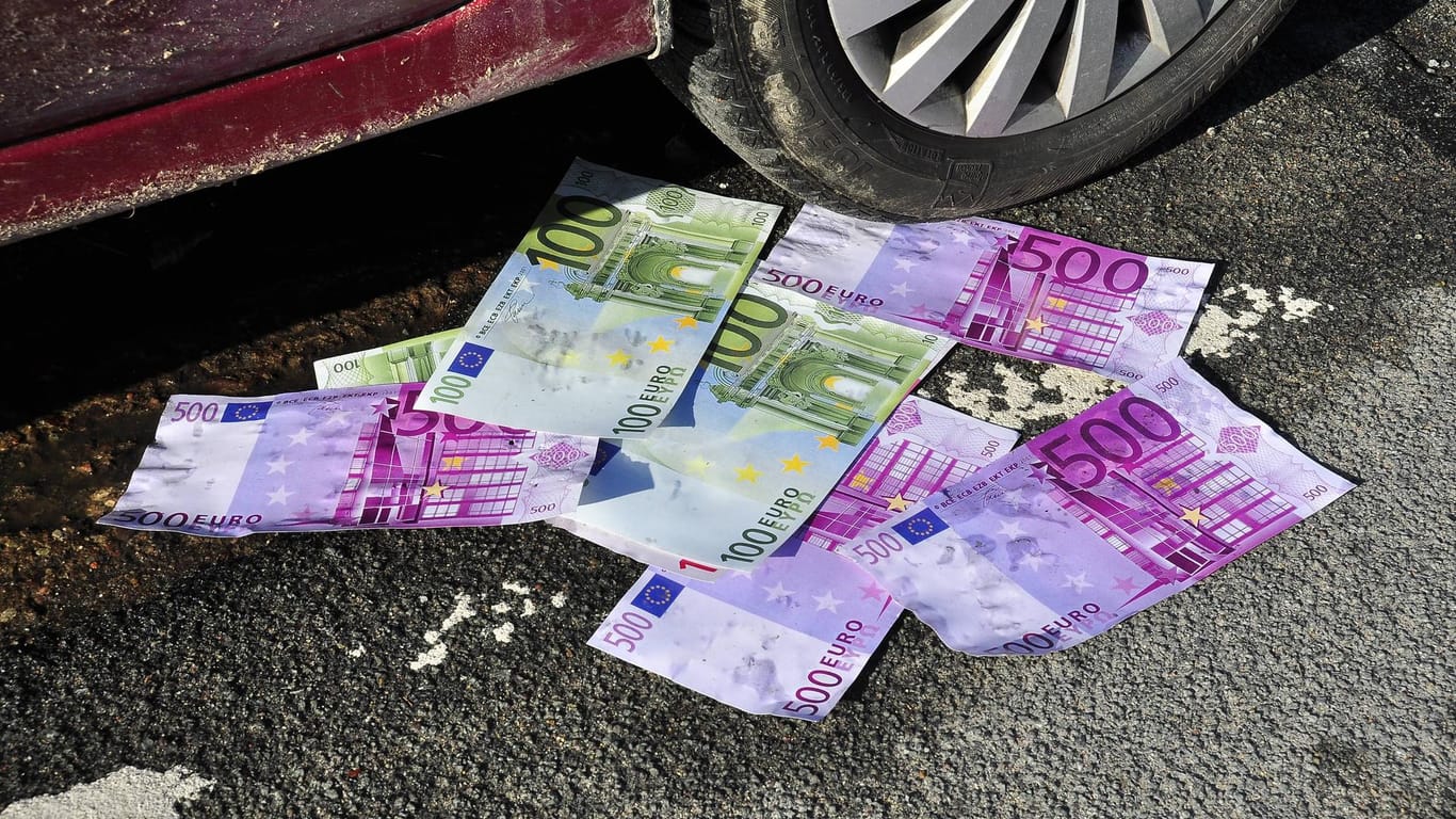 Zwischen parkenden Autos: Ein zehnjähriges Mädchen hat 5.000 Euro auf der Straße gefunden. (Symbolbild)