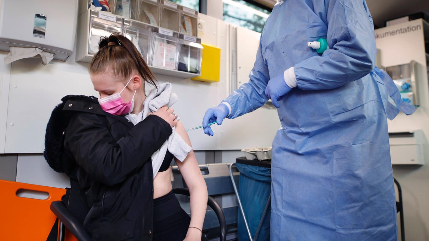 Eine Frau wird im Impfbus geimpft (Archivbild): Köln hat mit dem Impfangebot ein Modellprojekt geschafft.