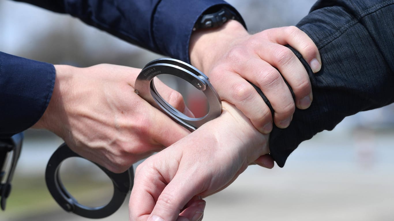 Einer Person werden Handschellen angelegt (Symbolbild): In Hagen hat die Polizei einen Randalierer festgenommen.