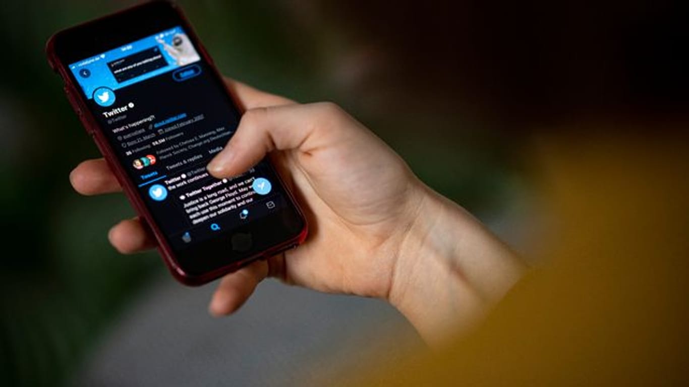 Auf dem Bildschirm eines Smartphones sieht man die Timeline in der App Twitter.