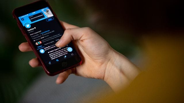 Auf dem Bildschirm eines Smartphones sieht man die Timeline in der App Twitter.