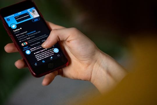 Auf dem Bildschirm eines Smartphones sieht man die Timeline in der App Twitter.