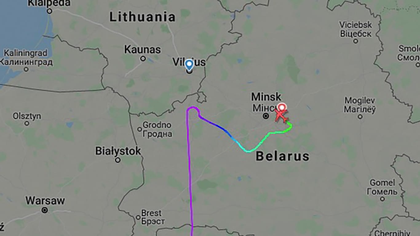Eine Karte der Webseite "Flightradar24" zeigt den Kurs des umgeleiteten Flugs Ryanair 4978: Die Fluglotsen in Minsk drängten die Besatzung kurz vor der litauischen Grenze zum Abdrehen.