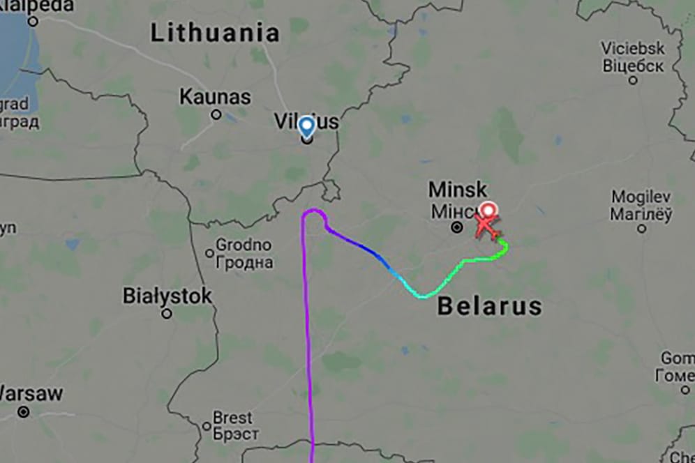 Eine Karte der Webseite "Flightradar24" zeigt den Kurs des umgeleiteten Flugs Ryanair 4978: Die Fluglotsen in Minsk drängten die Besatzung kurz vor der litauischen Grenze zum Abdrehen.