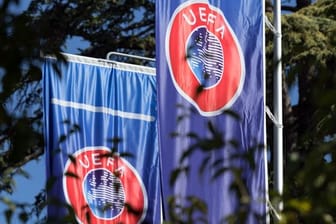 Gut einen Monat nach den vorerst gescheiterten Plänen für eine Super League geht die UEFA gegen drei Clubs vor.