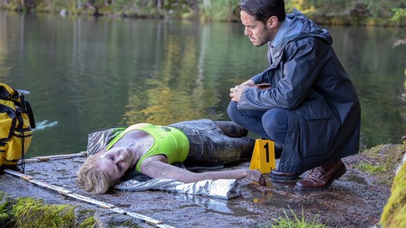 Taucher haben eine junge Tote (Lisa Stadler) aus dem Bergsee geborgen - die Ermittlungen übernimmt Alexander Yüsüf-Demir (Dominik Raneburger).