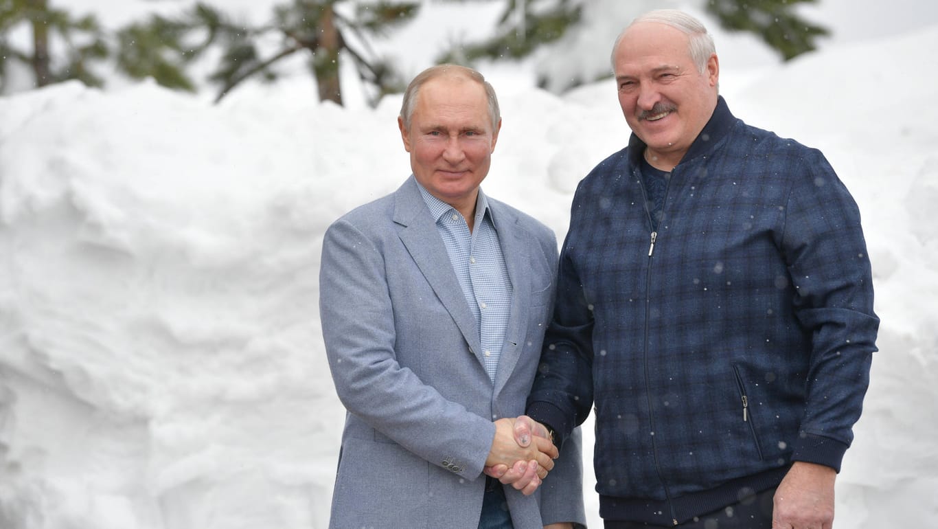 Verbunden in Abhängigkeit: Putin bringt das Lukaschenko-Regime immer mehr unter seine Kontrolle.