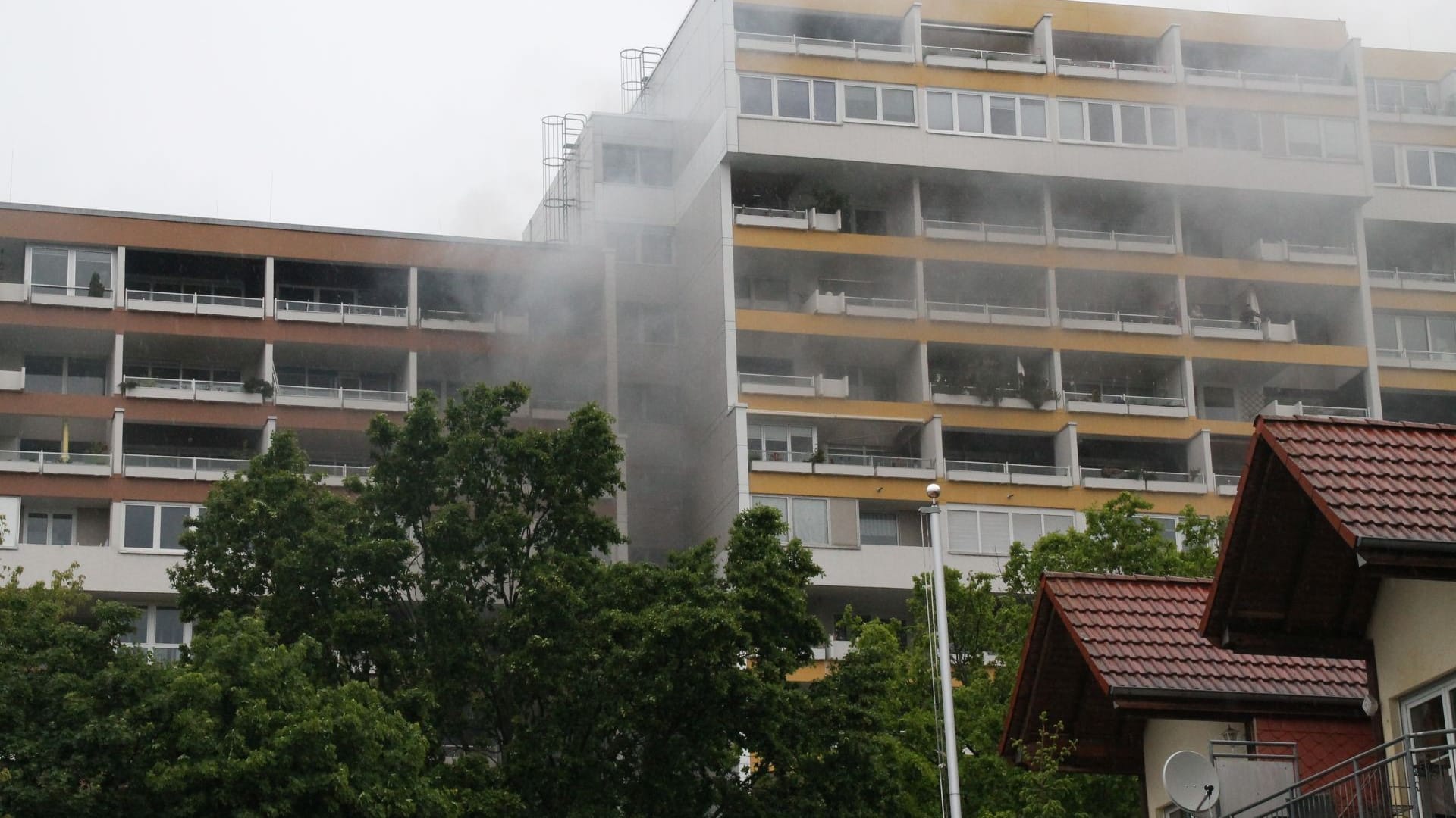 Rauch steigt auf: In einem Hochhaus in der südhessischen Stadt Rodgau ist am Dienstagabend aus bisher ungeklärter Ursache ein Feuer ausgebrochen. Rauch steigt auf: In einem Hochhaus in der südhessischen Stadt Rodgau ist am Dienstagabend aus bisher ungeklärter Ursache ein Feuer ausgebrochen.