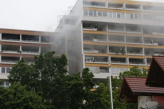 Rauch steigt auf: In einem Hochhaus in der südhessischen Stadt Rodgau ist am Dienstagabend aus bisher ungeklärter Ursache ein Feuer ausgebrochen.