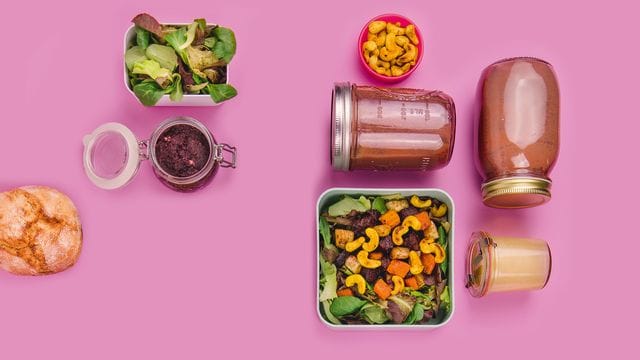 Suppen, Salate und Dressings lassen sich gut vorbereiten - und im Schraubglas unkompliziert lagern und transportieren. Suppen, Salate und Dressings lassen sich gut vorbereiten - und im Schraubglas unkompliziert lagern und transportieren.