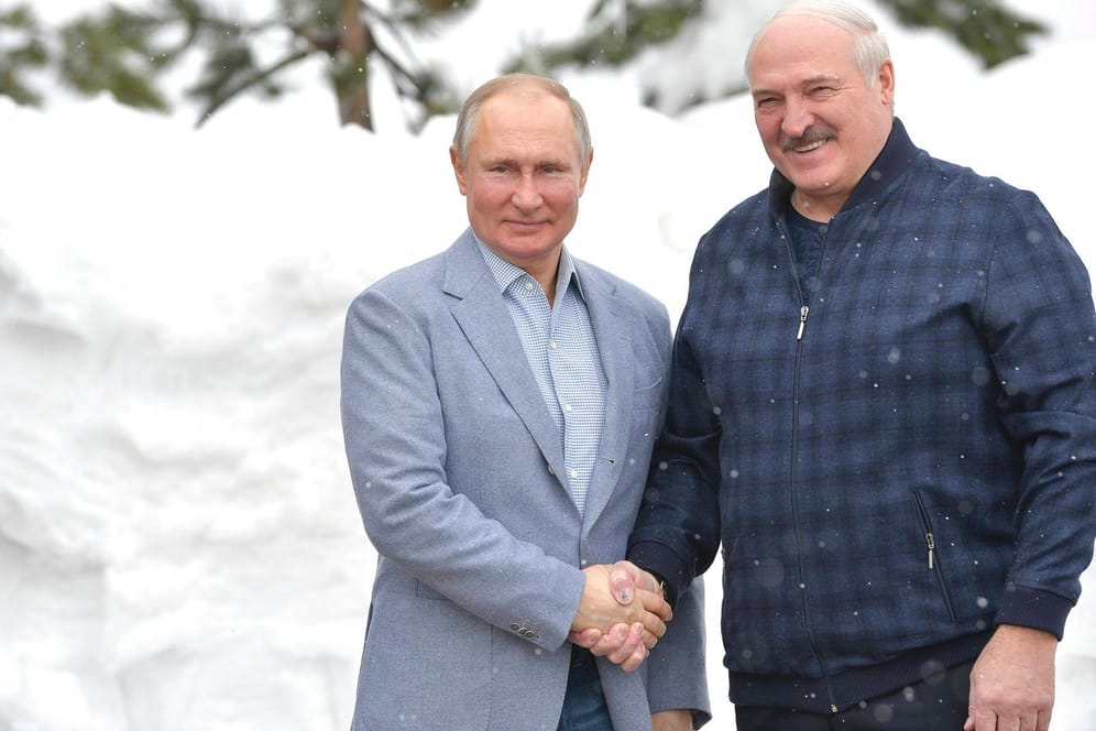 Lukaschenko und Putin im Februar: Russlands Präsident unterstützt den Machthaber von Belarus.