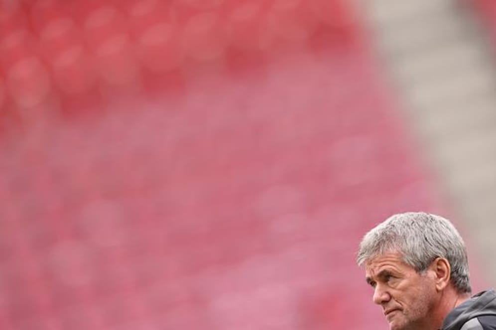 Kölns Trainer Friedhelm Funkel steht im Rhein-Energie-Stadion
