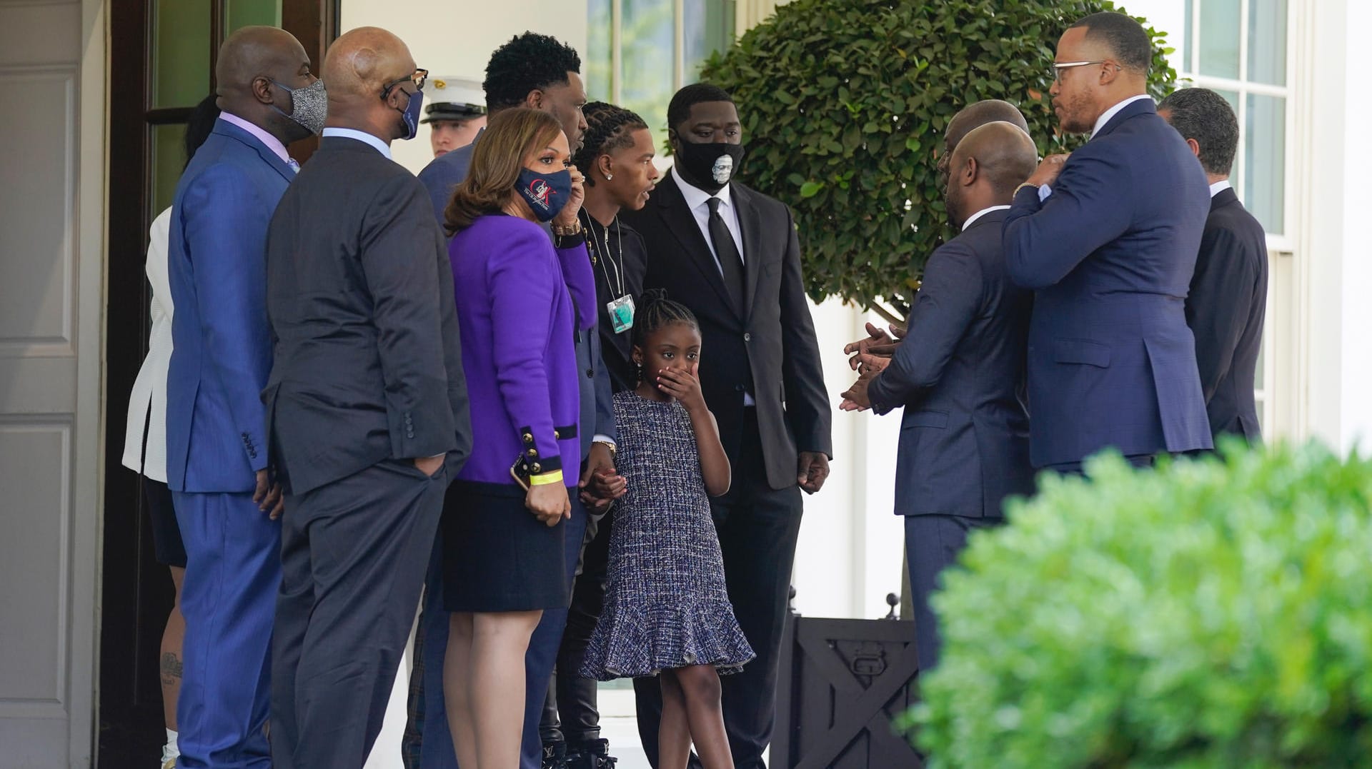 Washington: George Floyds Familie nach dem Treffen mit US-Präsident Biden im Weißen Haus – auch seine kleine Tochter Gianna war dabei. Washington: George Floyds Familie nach dem Treffen mit US-Präsident Biden im Weißen Haus – auch seine kleine Tochter Gianna war dabei.