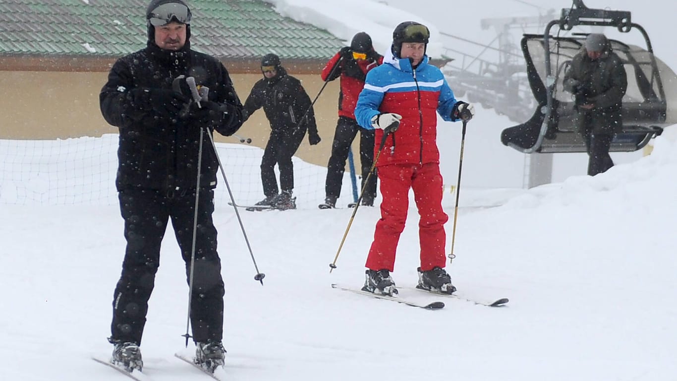 Sie spielen Eishockey, gehen Skifahren: Putin und Lukaschenko versuchen oft medienwirksam Einigkeit zu demonstrieren.
