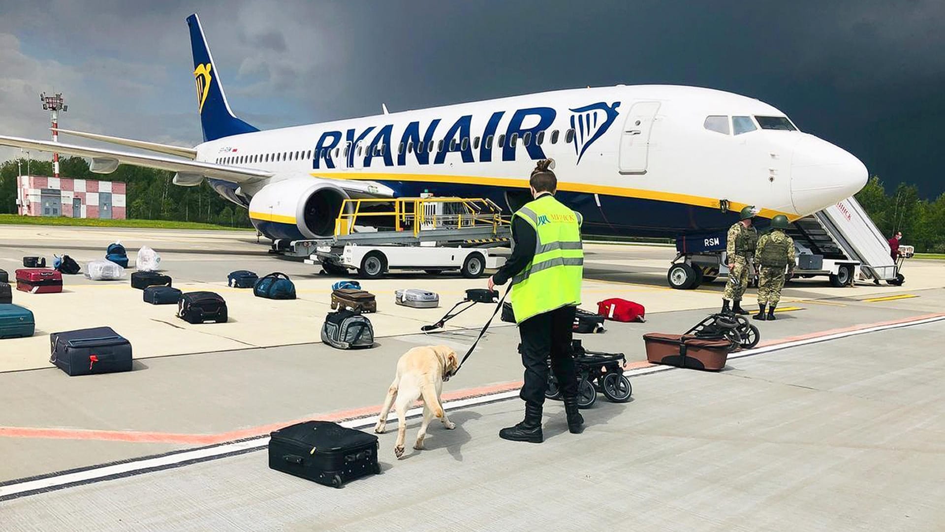 Ein Ryanair-Flugzeug wurde von den belarussischen Behörden unter einem Vorwand zur Notlandung gezwungen: Mit einem Kampfflugzeug wurde die Passagiermaschine nach Minsk geleitet.