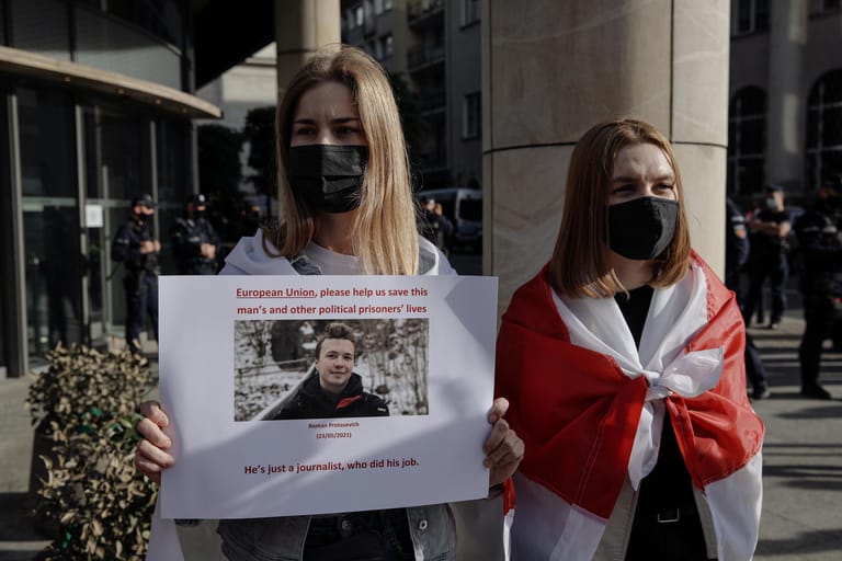 Warschau: Vor der belarussischen Botschaft demonstrieren Menschen für die Freilassung von Protassewitsch.