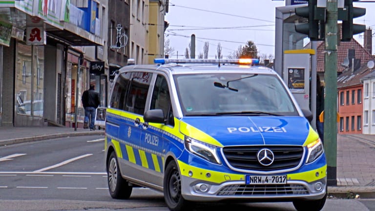 Einsatzwagen der Polizei in einem sozialen Brennpunkt in Essen: Die "Siko" bekämpft Drogenhandel, Geldwäsche und organisierte Kriminalität.