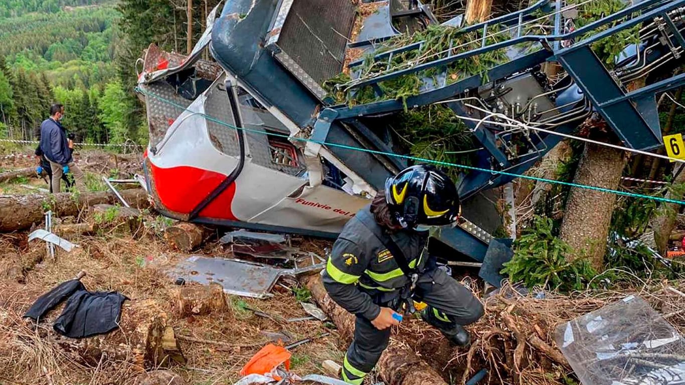 Rettungskräfte arbeiten am Wrack einer abgestürzten Gondel: 14 Personen kamen bei dem Unglück ums Leben.