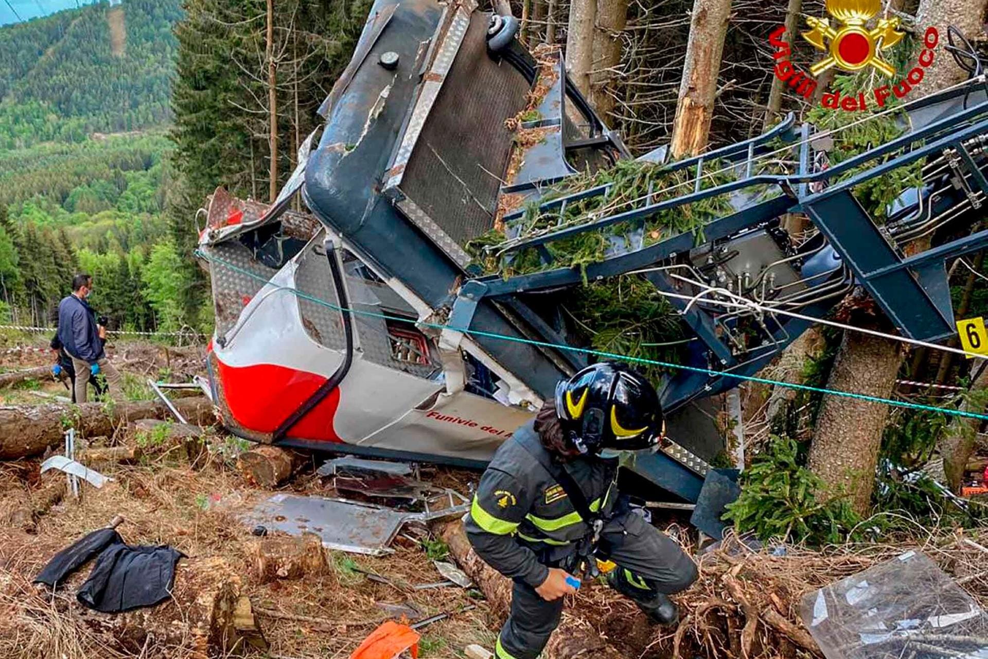 Rettungskräfte arbeiten am Wrack einer abgestürzten Gondel: 14 Personen kamen bei dem Unglück ums Leben.