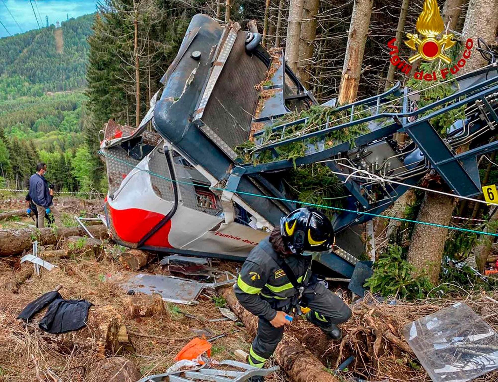 Rettungskräfte arbeiten am Wrack einer abgestürzten Gondel: 14 Personen kamen bei dem Unglück ums Leben.