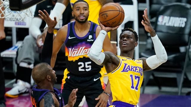 Dennis Schröder (r) spielte stark beim Lakers-Sieg in Phoenix. Dennis Schröder (r) spielte stark beim Lakers-Sieg in Phoenix.