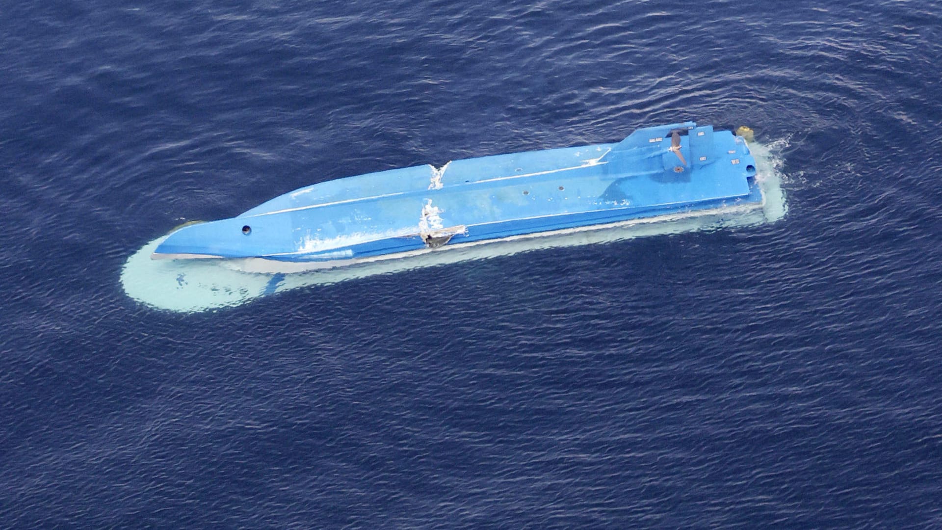 Das gekenterte Fischerboot vor der japanischen Küste: Wie es zu der Kollision mit dem russischen 662-Tonnen-Schiff kam, war zunächst unklar. Das gekenterte Fischerboot vor der japanischen Küste: Wie es zu der Kollision mit dem russischen 662-Tonnen-Schiff kam, war zunächst unklar.