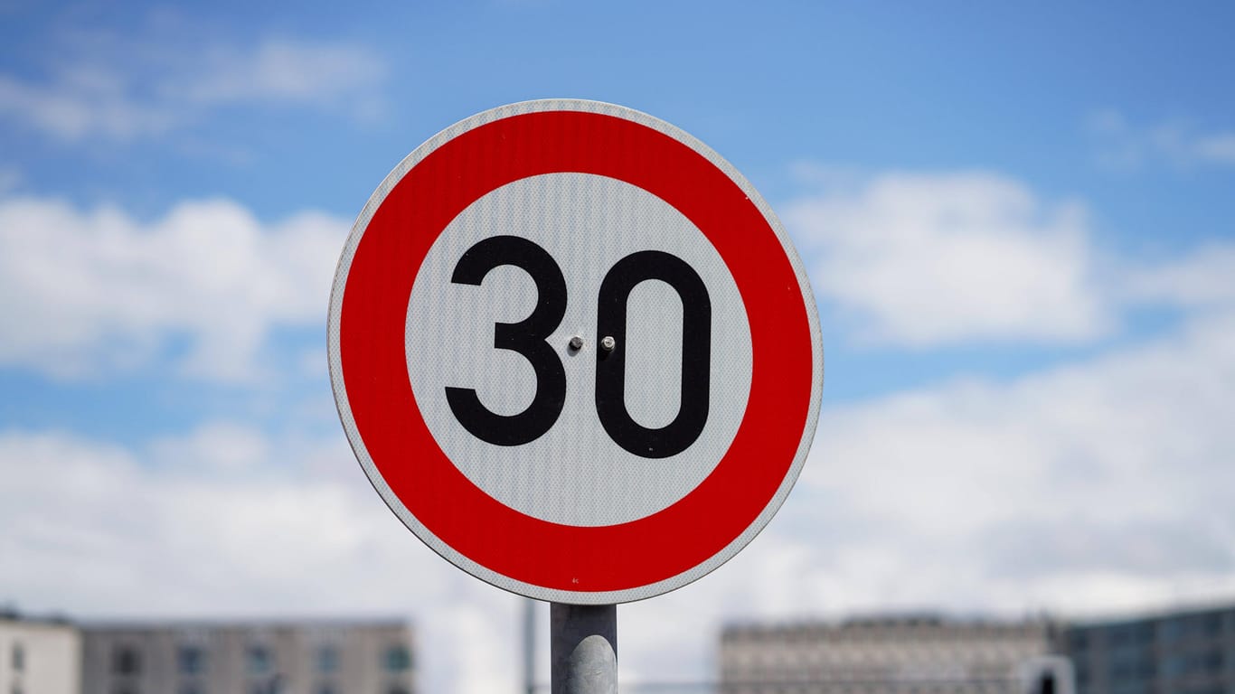 Ein Schild weist auf die Höchstgeschwindigkeit von 30 Stundenkilometern hin (Symbolbild): In Hamburg soll bald nachts Tempo 30 auf vielen Hauptstraßen gelten.
