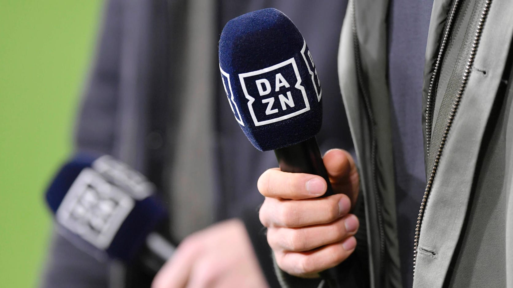 DAZN-Reporter am Spielfeldrand (Archivfoto): Das Abonnement des Streamingdienstes wird für Kunden teurer.