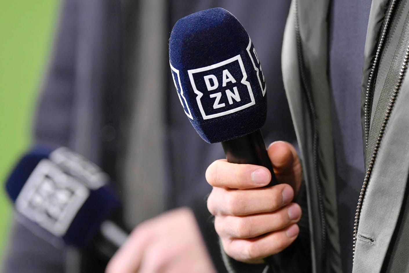 DAZN-Reporter am Spielfeldrand (Archivfoto): Das Abonnement des Streamingdienstes wird für Kunden teurer.