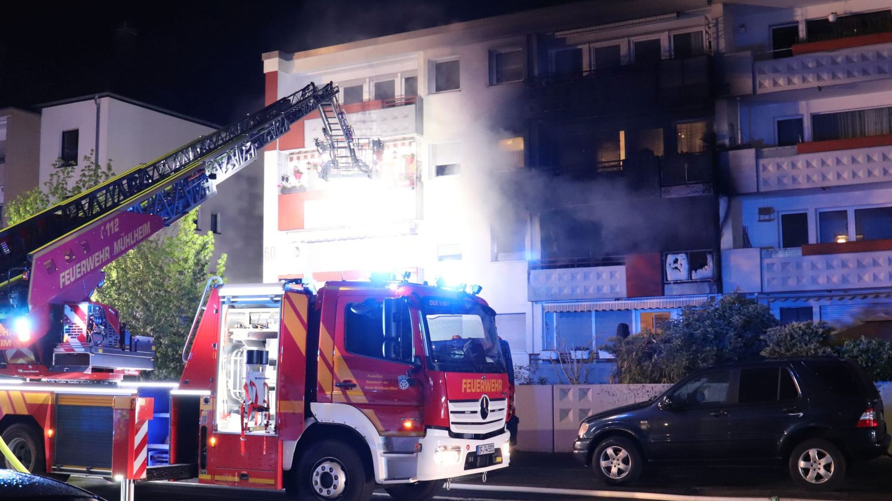 Das Haus ist jetzt unbewohnbar: Die Feuerwehr löscht einen Brand in einem Mehrfamilienhaus.