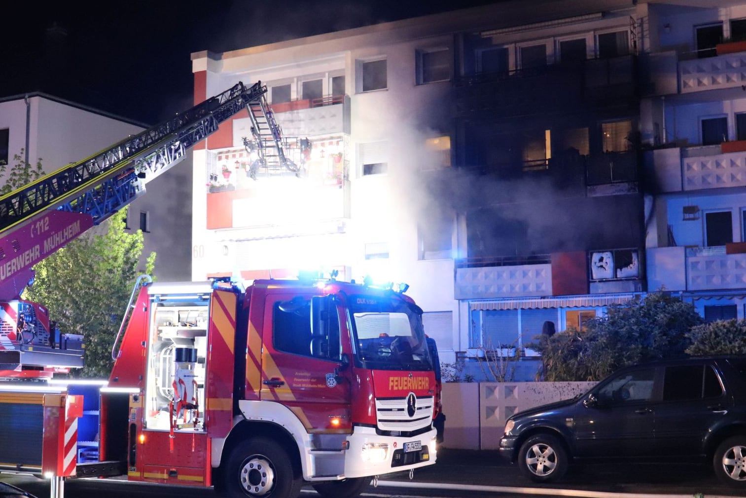 Das Haus ist jetzt unbewohnbar: Die Feuerwehr löscht einen Brand in einem Mehrfamilienhaus.