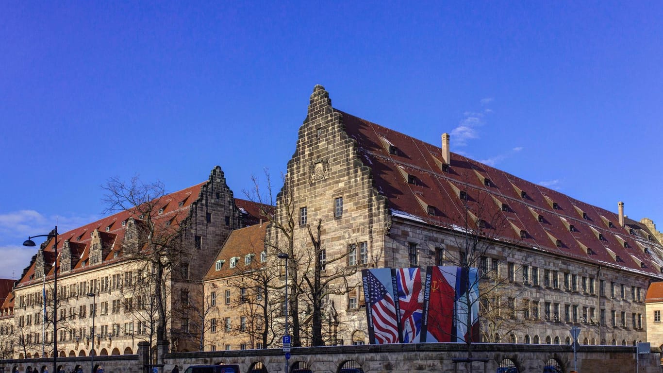 Blick auf den Justizpalast Nürnberg (Archivbild): In Nürnberg wird ein Prozess um fingierte Rechnungen am Klinikum Fürth verhandelt.
