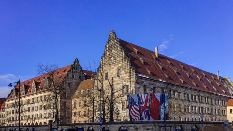 Blick auf den Justizpalast Nürnberg (Archivbild): In Nürnberg wird ein Prozess um fingierte Rechnungen am Klinikum Fürth verhandelt.