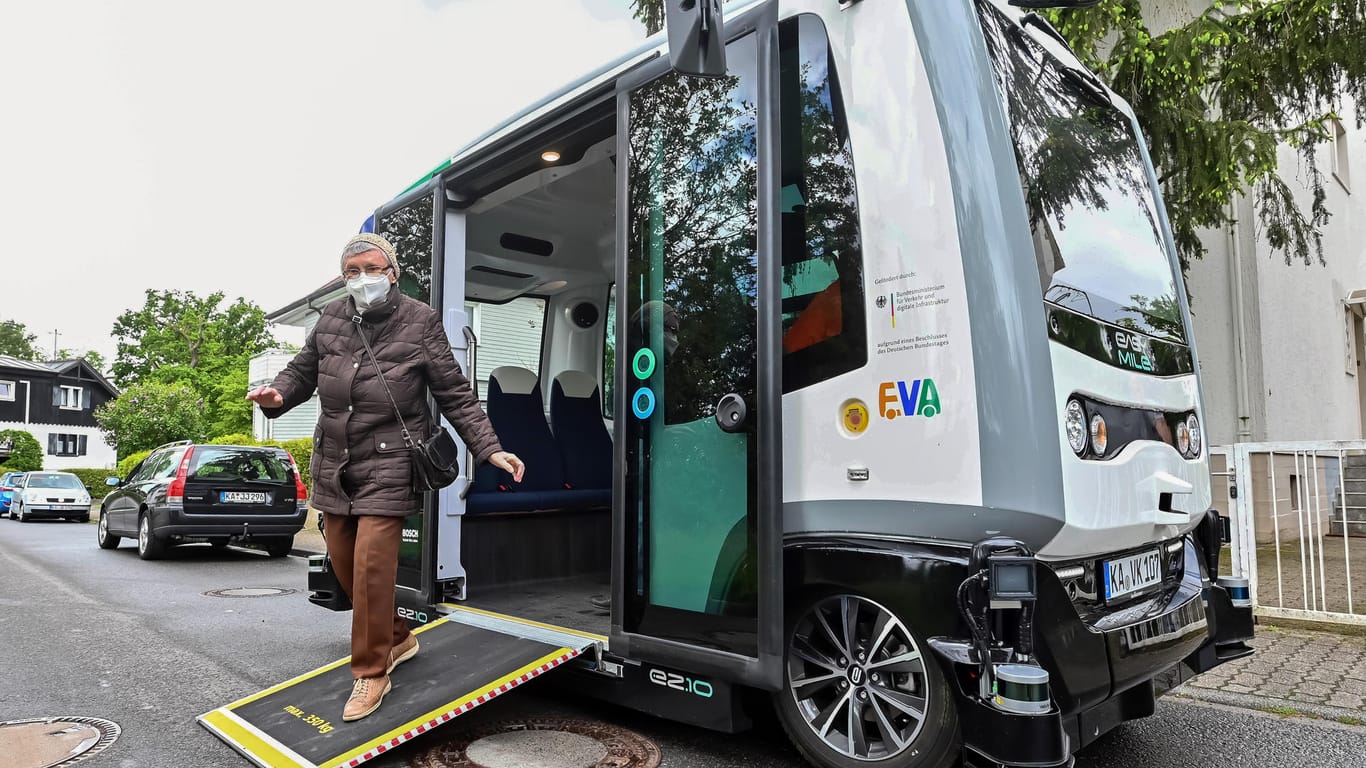 Sieglinde Vater steigt aus einem autonom fahrenden Minibus, nachdem sie eine Fahrt durch einen Karlsruher Stadtteil unternommen hat. Diese erfolgte im Rahmen des Forschungsprojekts "EVA-Shuttle".