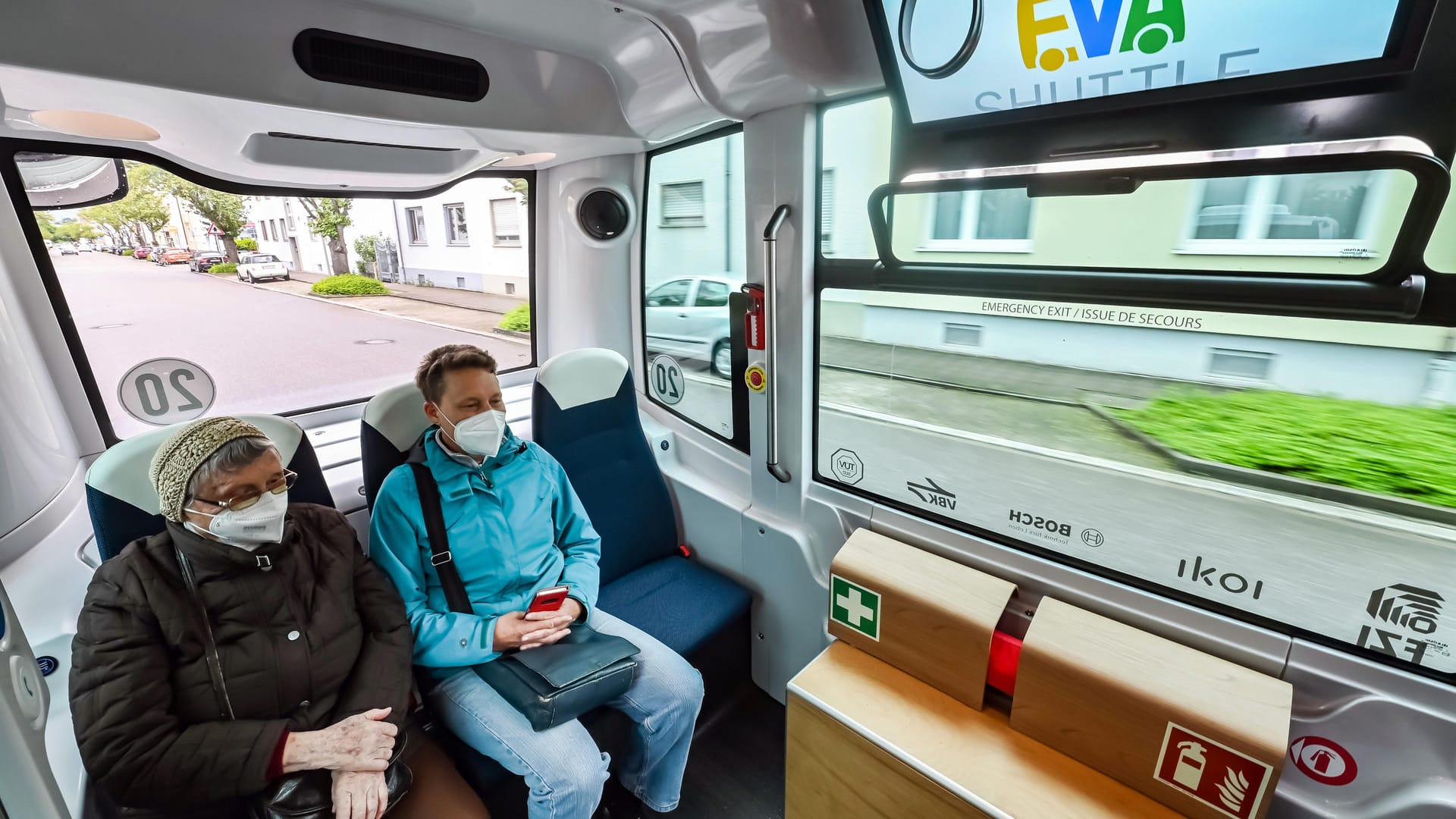 Sieglinde Vater (l) fährt mit ihrer Tochter Gudrun in einem autonom fahrenden Minibus durch einen Karlsruher Stadtteil: Autonom fahrende, emissionsfreie Minibusse bringen ihre Fahrgäste in dem Stadtteil nach Bedarf von A nach B.