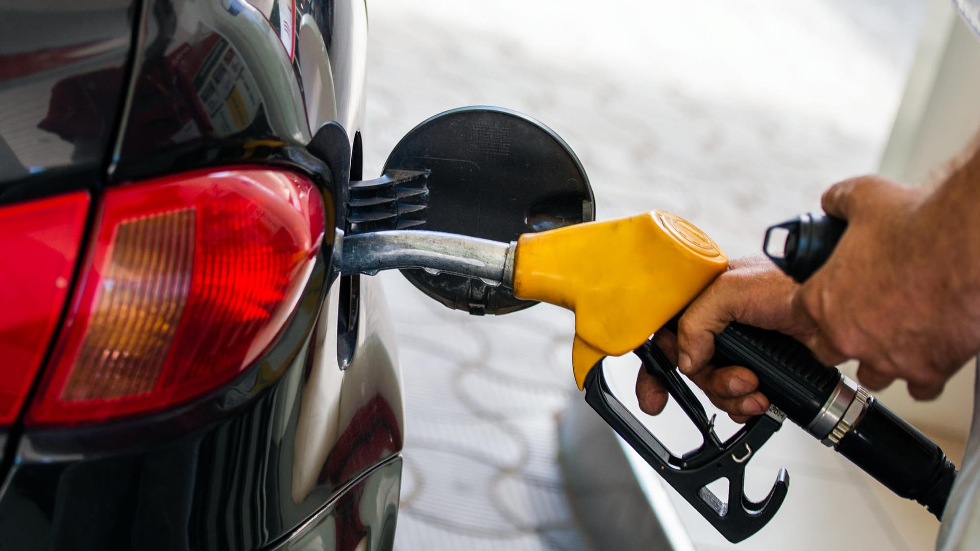 Tanken: Die Einfuhrpreise für Rohöl haben sich im März 2021 im Vergleich zum Vorjahresmonat mehr als verdoppelt. Tanken: Die Einfuhrpreise für Rohöl haben sich im März 2021 im Vergleich zum Vorjahresmonat mehr als verdoppelt.