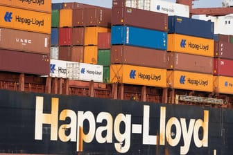 Containerschiff am Hamburger Hafen (Symbolbild): In zahlreichen Industrien sinken die Exporterwartungen.