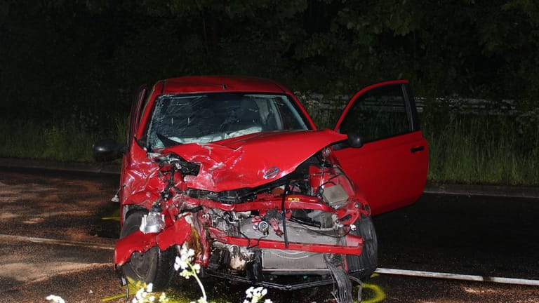 Der rote Nissan steht mit völlig demolierter Front an der Unfallstelle: Der Fahrer war möglicherweise alkoholisiert, als er in den Gegenverkehr fuhr.