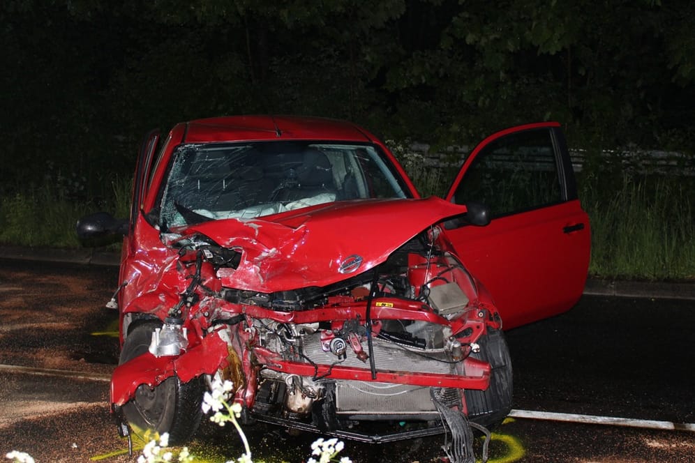Der rote Nissan steht mit völlig demolierter Front an der Unfallstelle: Der Fahrer war möglicherweise alkoholisiert, als er in den Gegenverkehr fuhr.