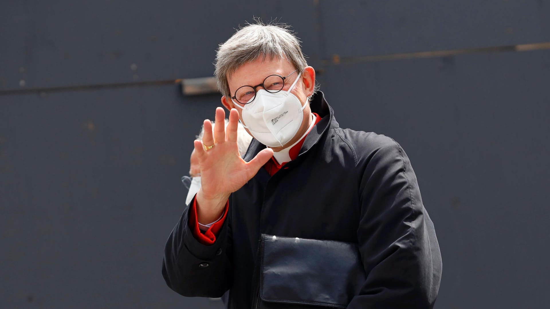 Kölns Erzbischof Rainer Maria Woelki nach dem Pontifikalamt am Pfingstsonntag: Der Kardinal wurde in einem Offenen Brief aus Düsseldorf heftig kritisiert. Kölns Erzbischof Rainer Maria Woelki nach dem Pontifikalamt am Pfingstsonntag: Der Kardinal wurde in einem Offenen Brief aus Düsseldorf heftig kritisiert.