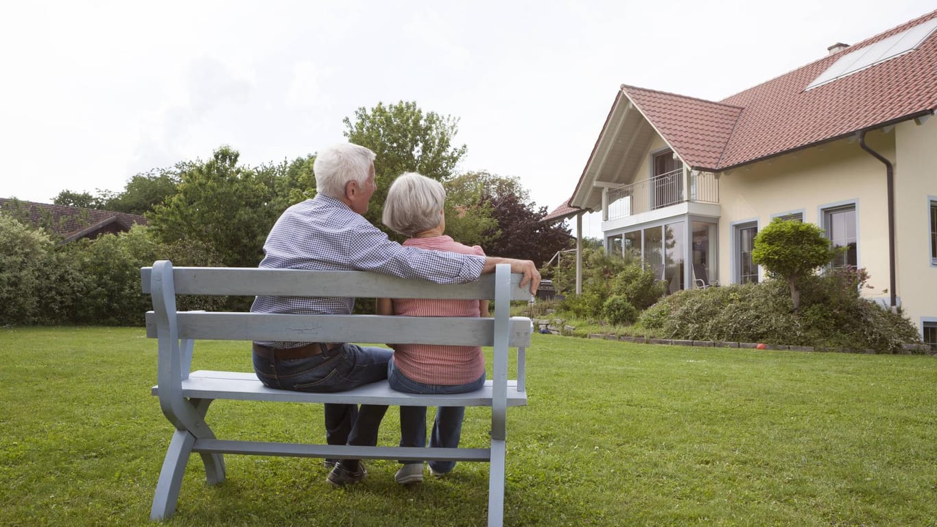 Senioren-Ehepaar im Garten (Symbolbild): Gerade für ältere Menschen kann ein Umzug in eine ungewohnte Umgebung schwierig werden.