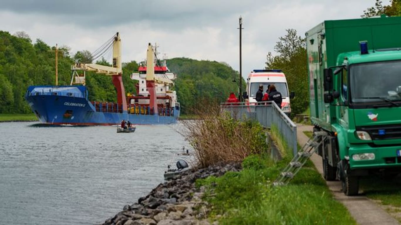Polizei sucht im Nord-Ostseekanal nach Waffenteilen